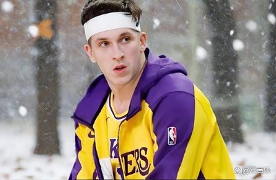 包含艾顿首次亮相，里夫斯得18分，布克拿14分，湖人半场落后的词条