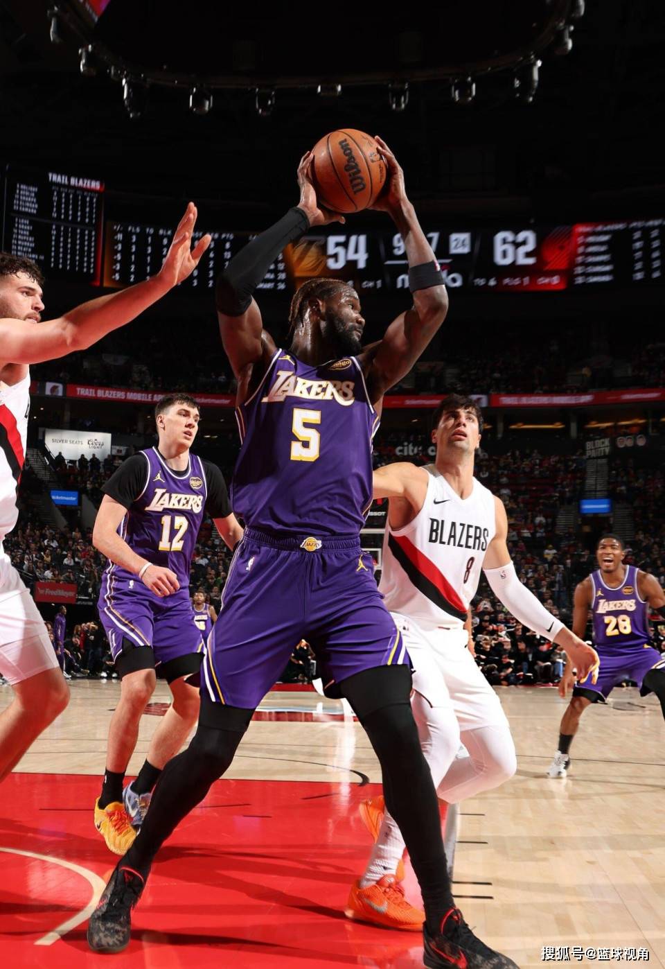包含艾顿首次亮相，里夫斯得18分，布克拿14分，湖人半场落后的词条