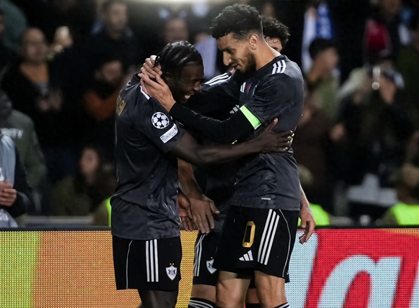 拉波尔塔出席球迷聚会，表态球队将为欧冠