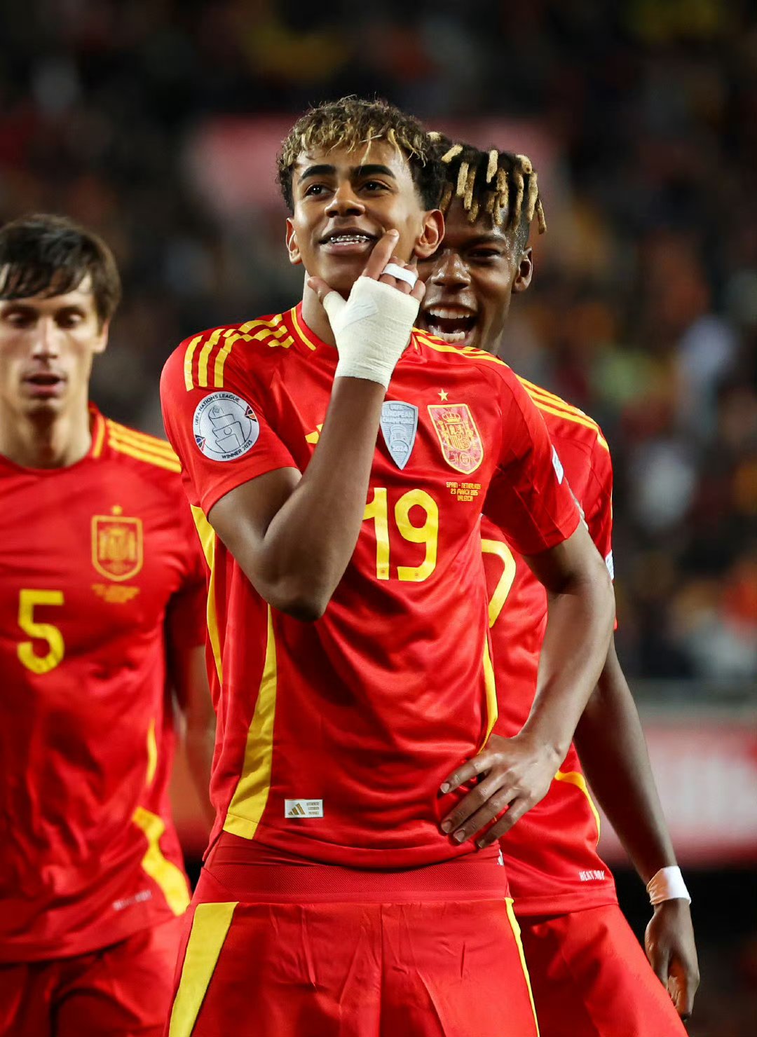 包含首次代表巴萨出场，菲律宾裔天才球员上演西甲首秀的词条