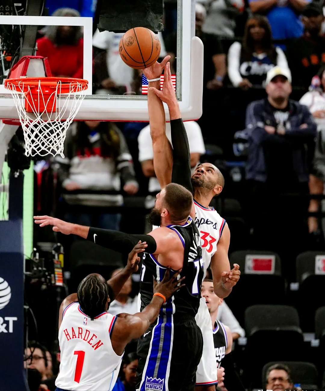 五连败持续！亚历山大三节狂砍32分7篮板，哈登缺阵快的简单介绍