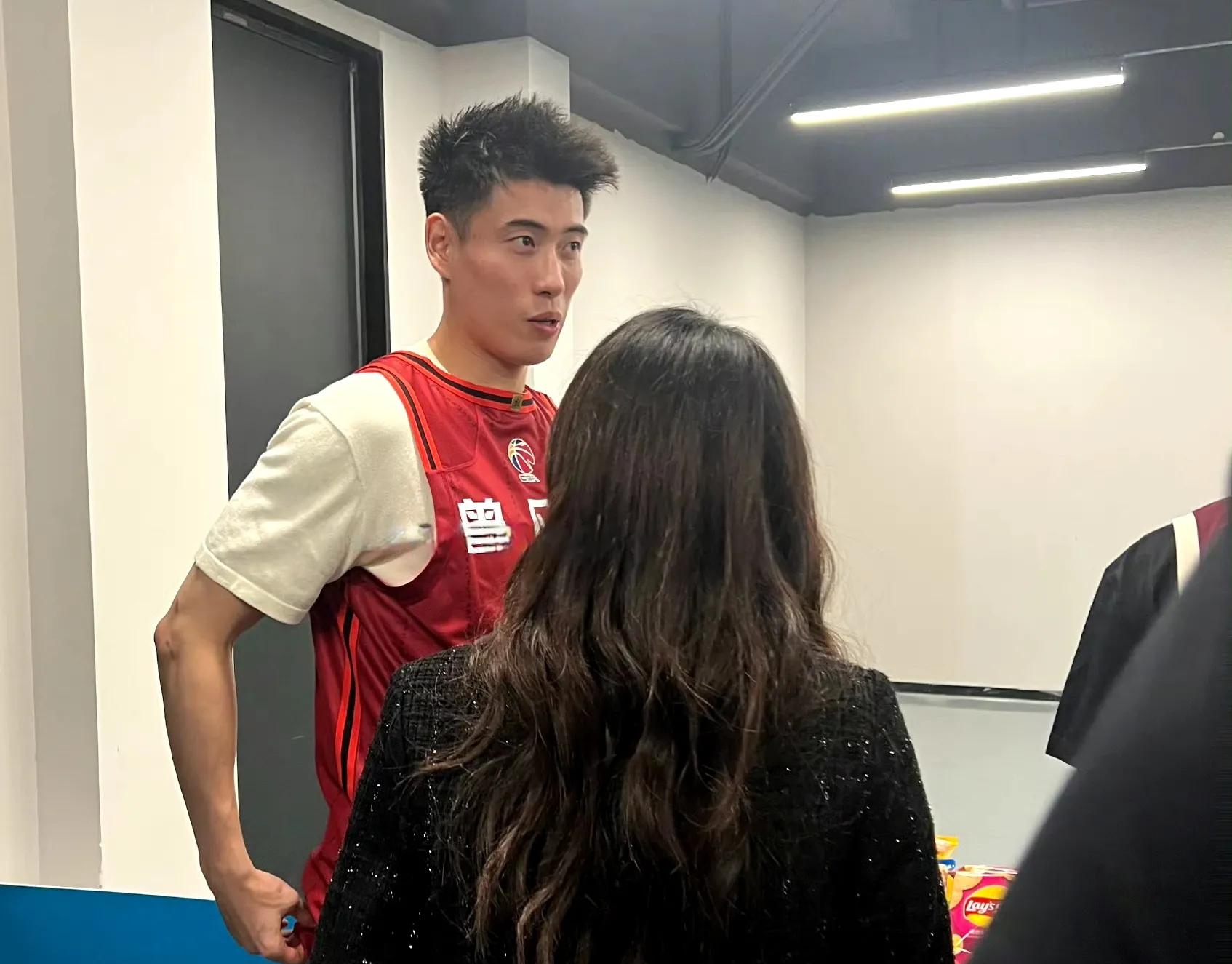 家中有事？正式退出，周琦独自返回北京，原因曝光，首钢回应的简单介绍