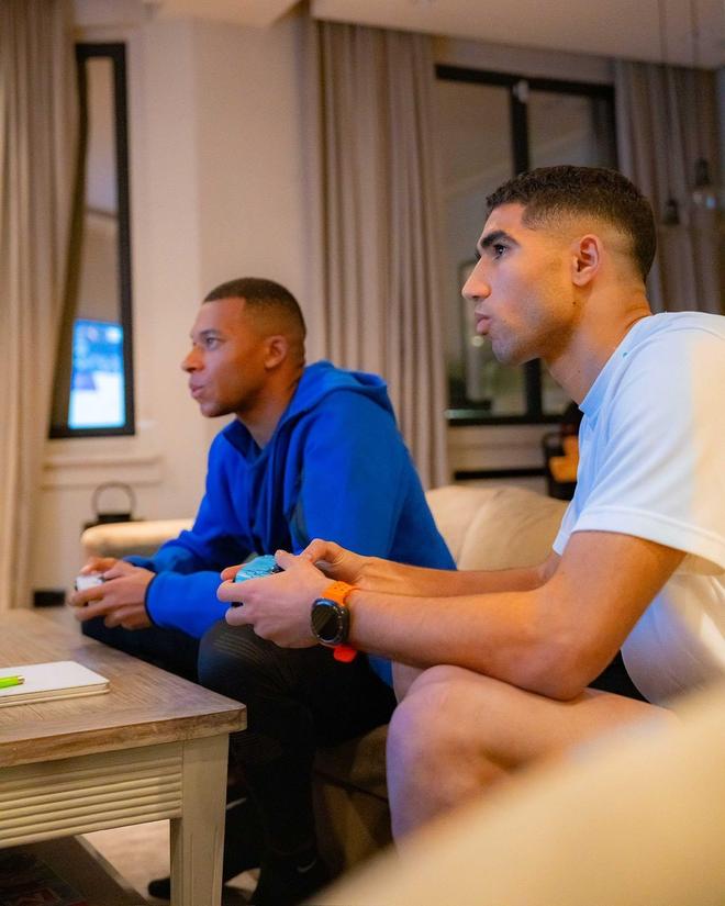 好兄弟，姆巴佩身穿阿什拉夫的球衣现场观看摩洛哥比赛的简单介绍