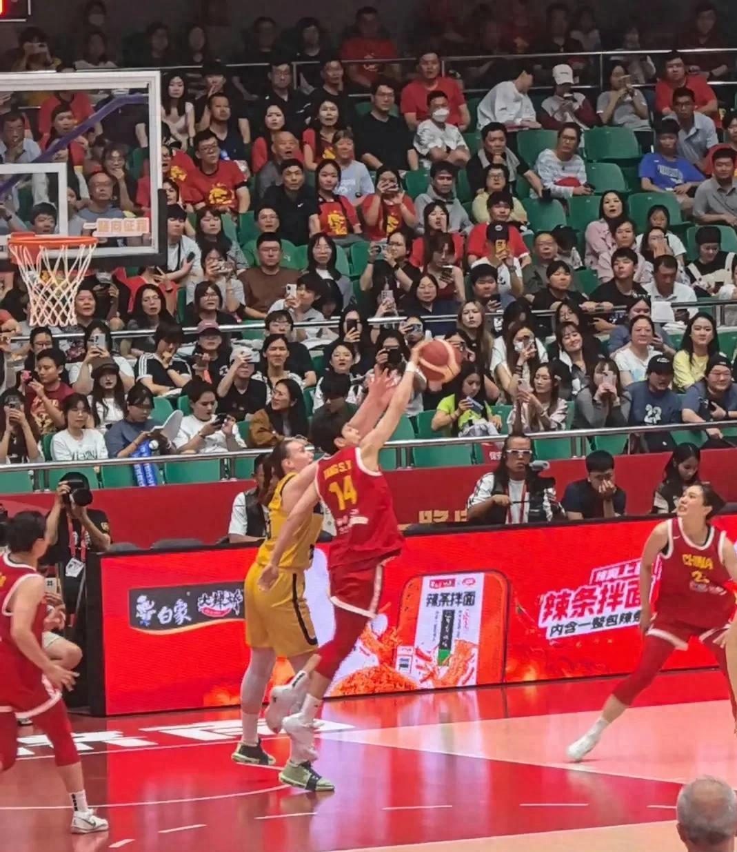 无解！张子宇10分钟砍12分“双塔”组合轮番制霸内线的简单介绍