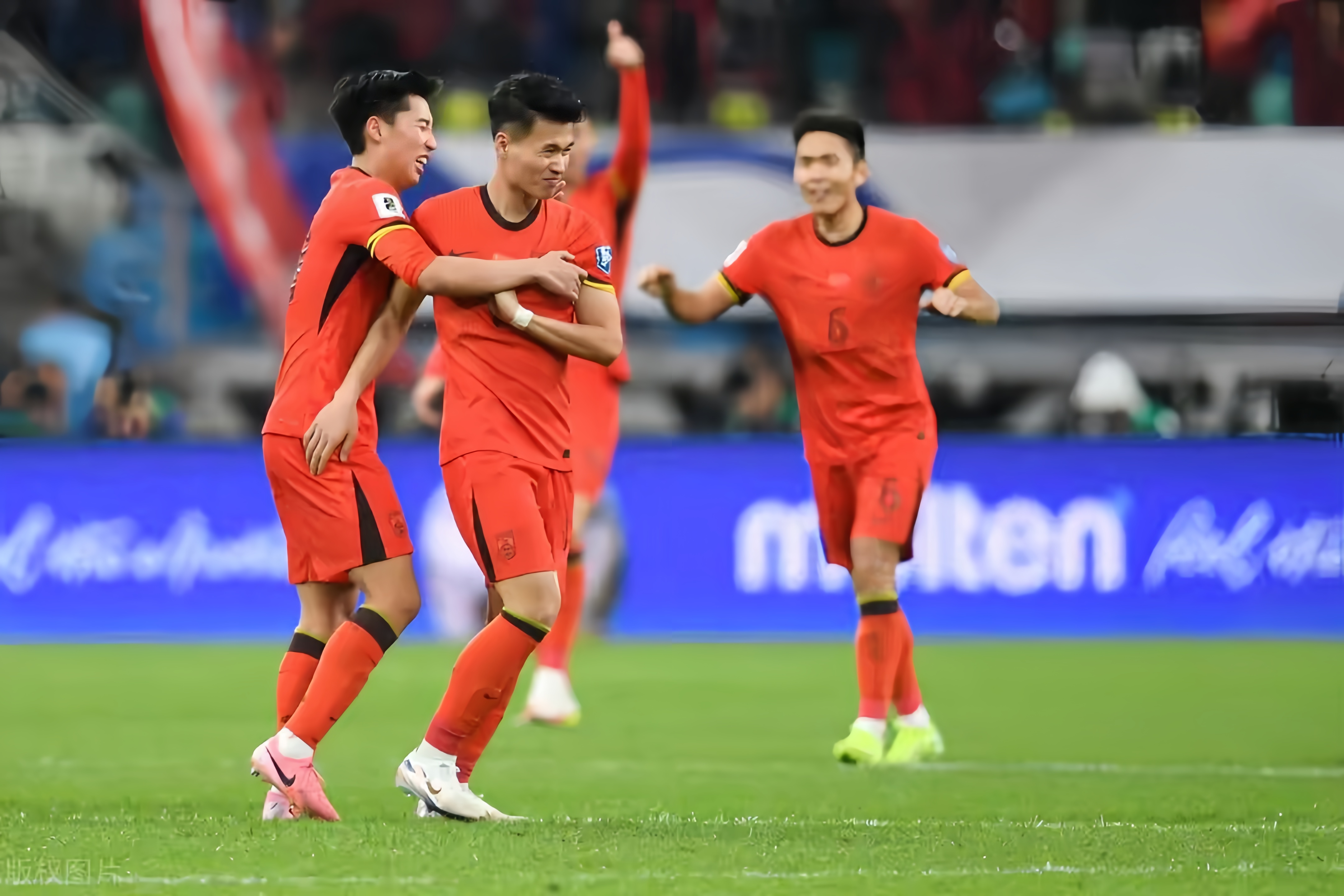 包含尴尬！国足面对日本已27年不胜总战绩为6平11负的词条