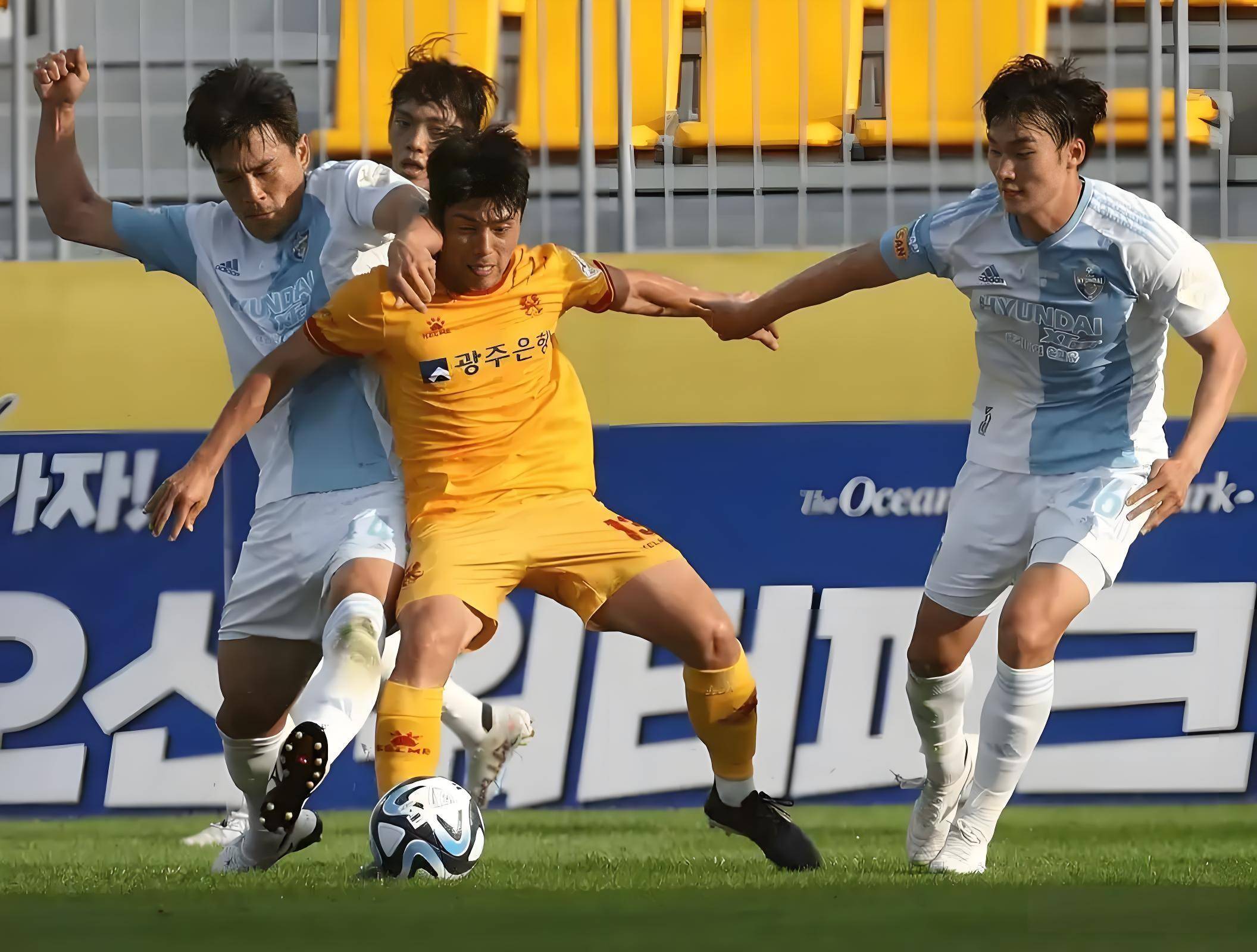 包含韩职亚冠资格争夺战：光州FC主场能否掀翻金泉尚武的词条