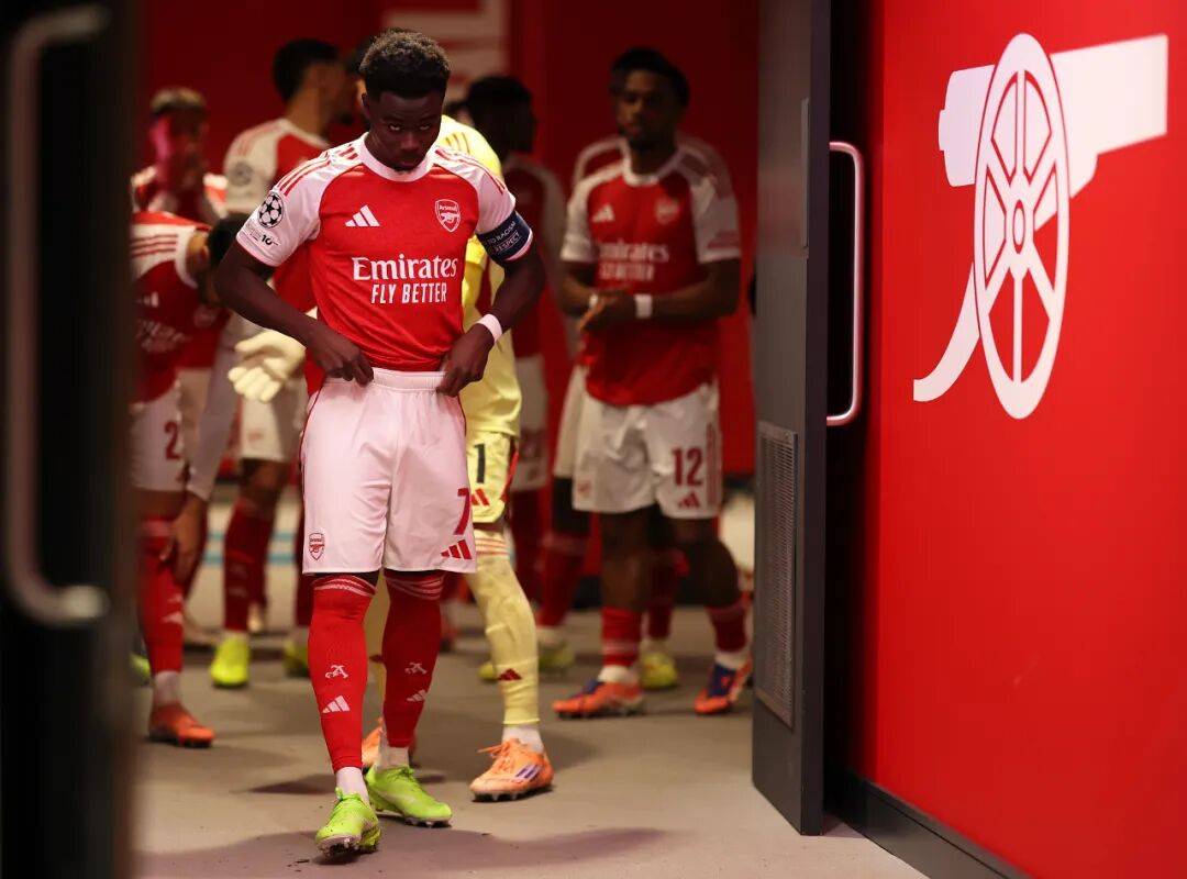 包含44年魔咒告破！兰帕德率队登顶英冠，直指英超，8分领跑的词条