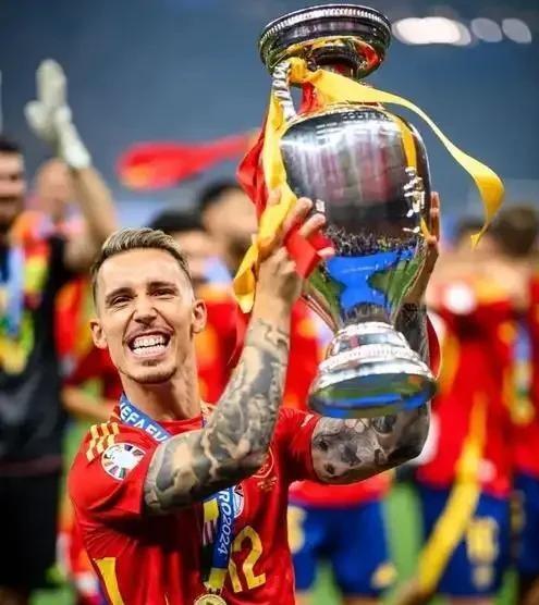 包含5小时火线抢人，15亿买8人！马竞引援开挂，皇马、巴萨接招吗？的词条