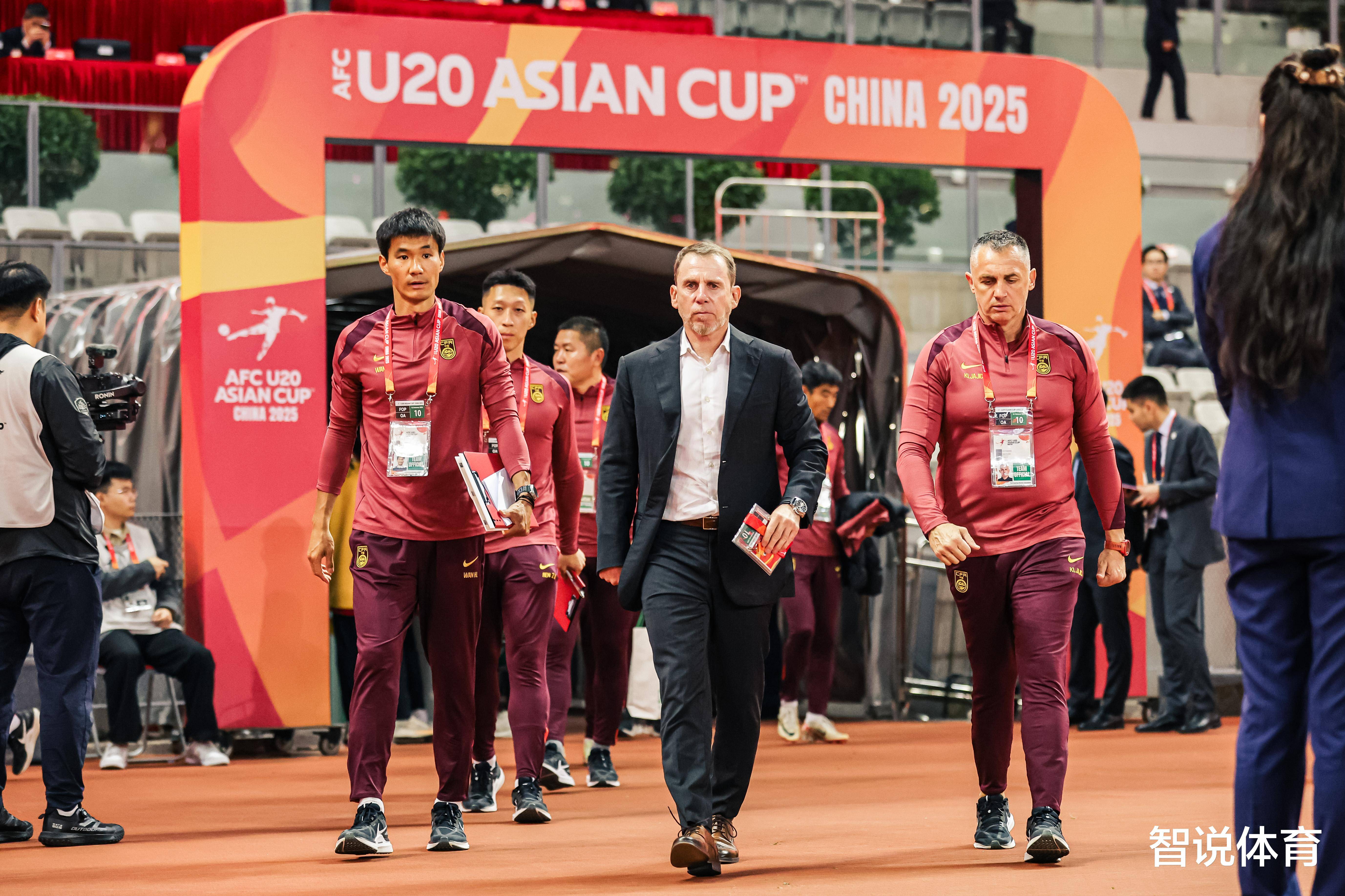 国足赢球仅1天！足协紧急叫停，久尔杰维奇将下课，去向曝光的简单介绍