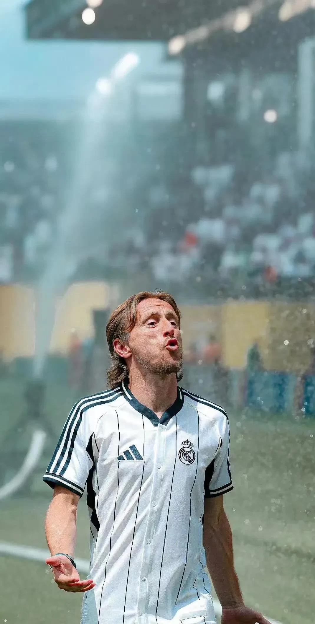 告别皇马莫德里奇自由转会AC米兰