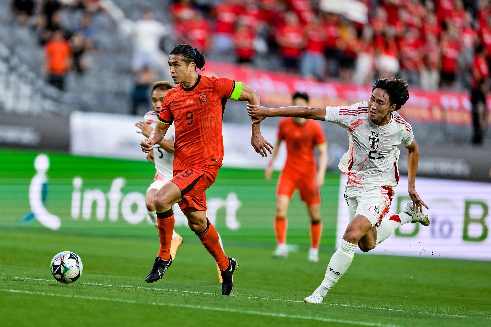 包含东亚杯-中国香港男足0-2韩国遭两连败末轮对阵国足的词条