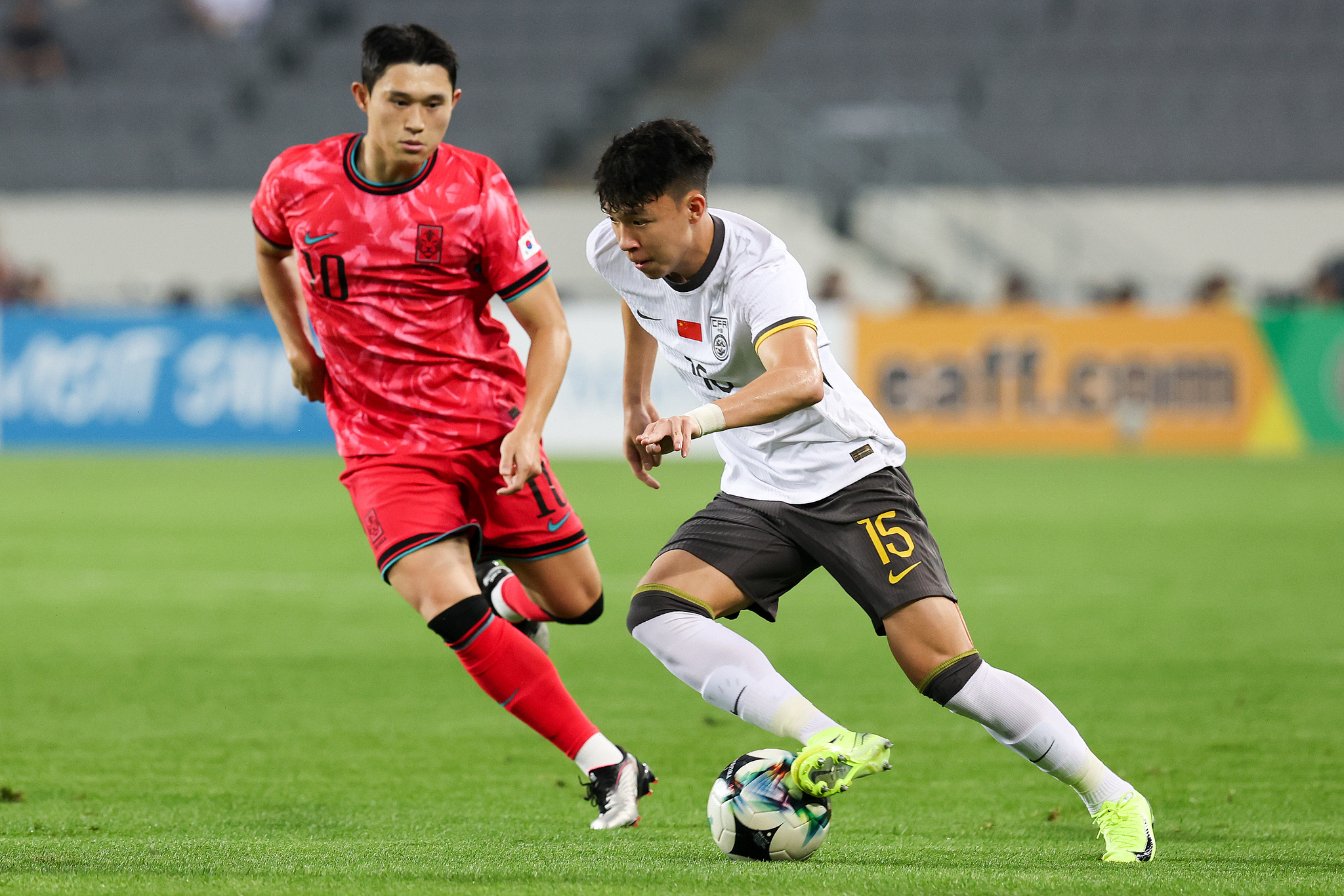 包含东亚杯-中国香港男足0-2韩国遭两连败末轮对阵国足的词条