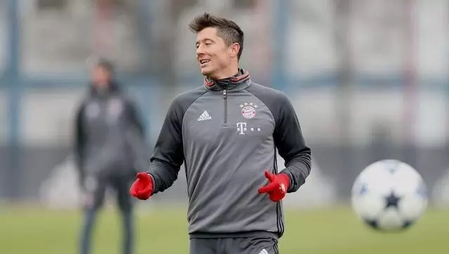 阿森纳球员携子马特乌斯返家