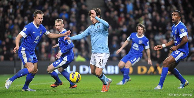 阿森纳球员携子马特乌斯返家