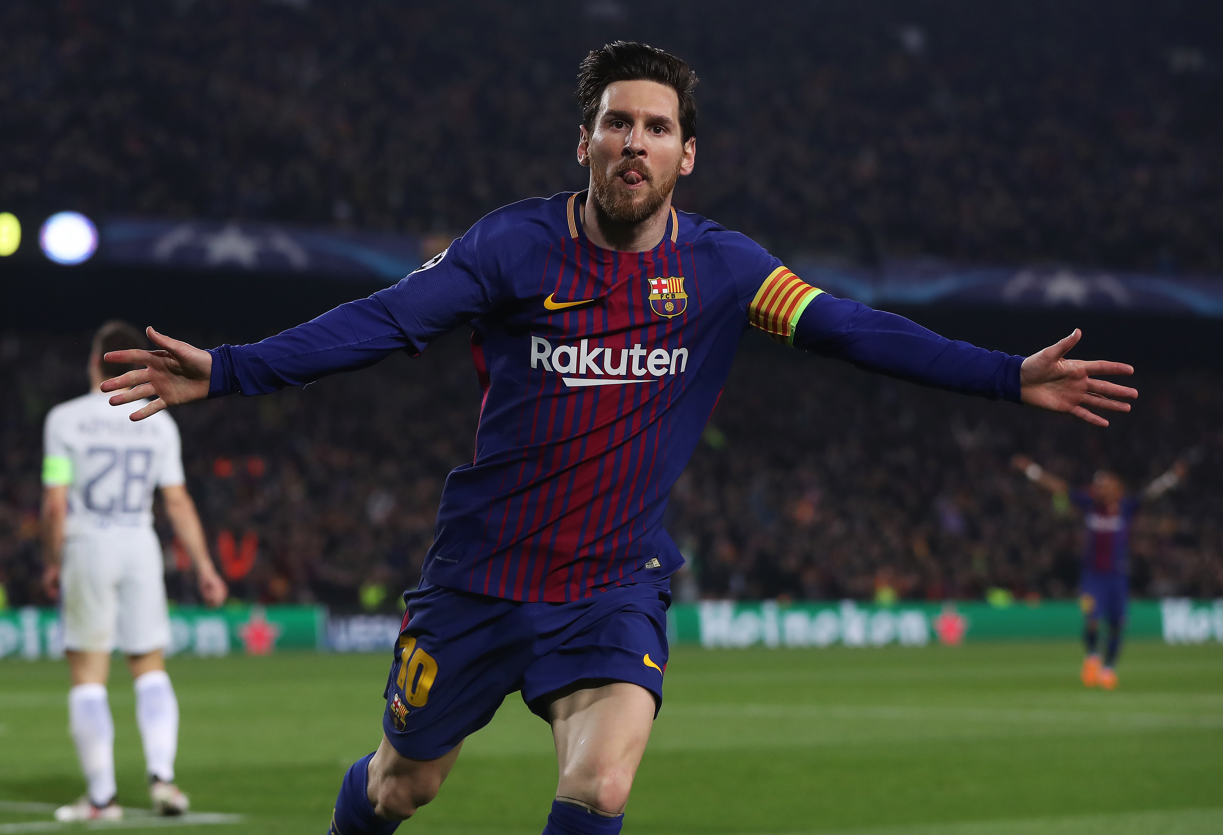 包含你认为巅峰时期巴萨队的梅西任意球到底有多强？的词条