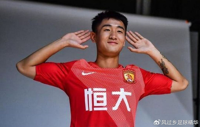 包含球迷辱骂韦世豪妻子！队友发声：有些看台连做人的底线都没了的词条