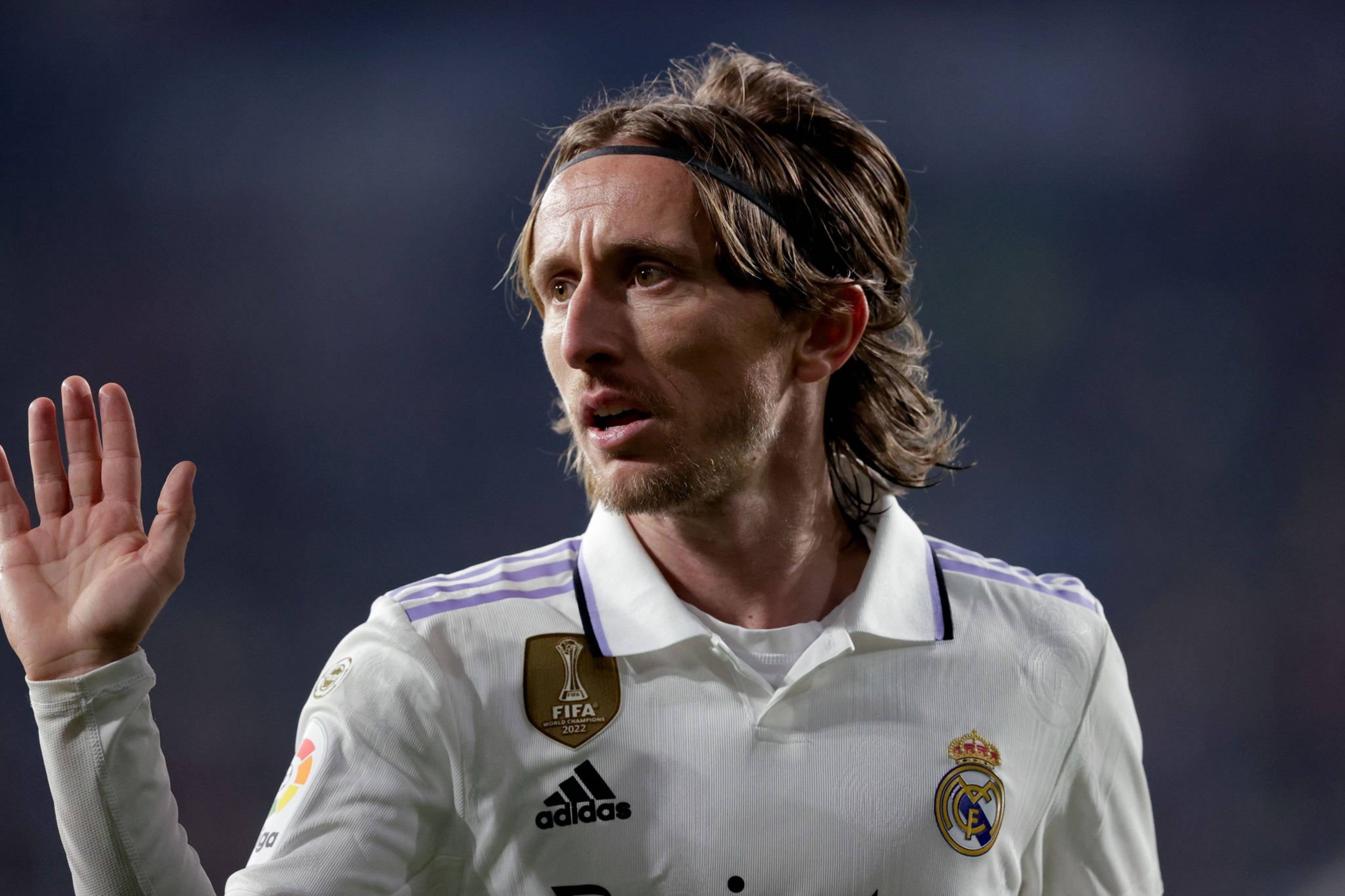 包含官宣！39岁莫德里奇以自由身加盟AC米兰身披14号球衣的词条