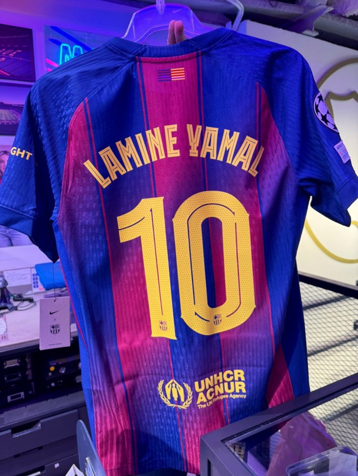 关于18岁亚马尔与巴萨正式续约下季穿10号球衣的信息