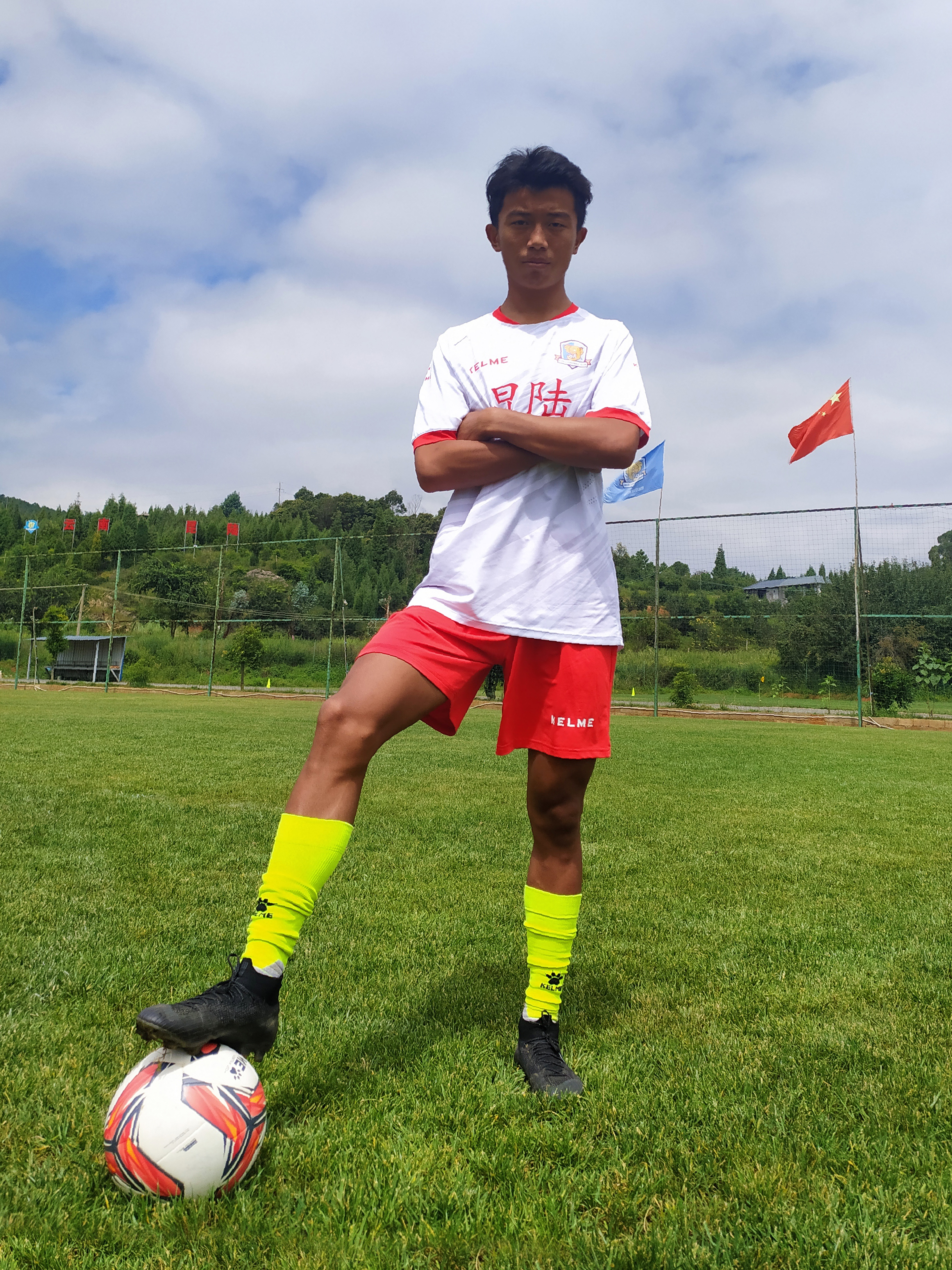 中国男足00后国脚正式加盟曼城！俱乐部已官宣确认，的简单介绍