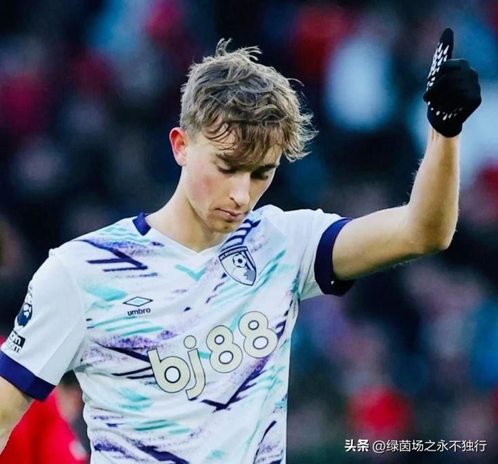 包含皇马官宣签下22岁左后卫A费分期支付5000万欧解约金的词条