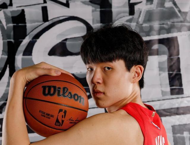 包含美媒晒杨瀚森约基奇夏联对比:除篮板外杨瀚森全面领先的词条