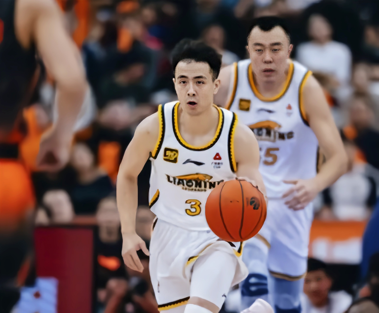 关于辽宁山东U21男篮冲突！山东混血脚踢倒地辽宁球员的信息