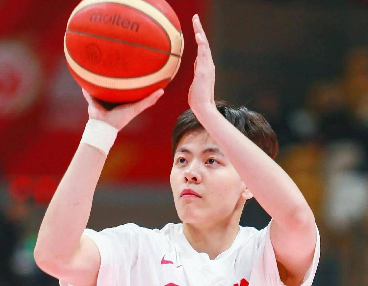 关于颁奖仪式：中国女篮领铜牌全队严肃杨舒予王思雨等多人难过落泪的信息