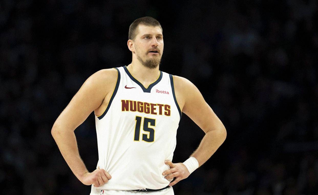 约基奇被队友意外踩到脚部痛苦倒地离场，提前退出今日比赛的简单介绍