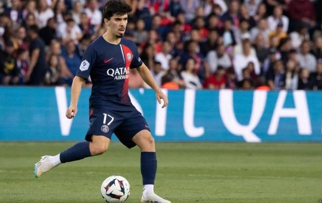 包含星空前线：维蒂尼亚斩获葡萄牙年度最佳，星空下闪耀的法甲中场之星的词条