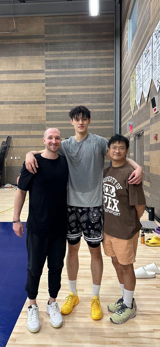 关于早日复出！曾凡博晒出近照进行康复训练的信息