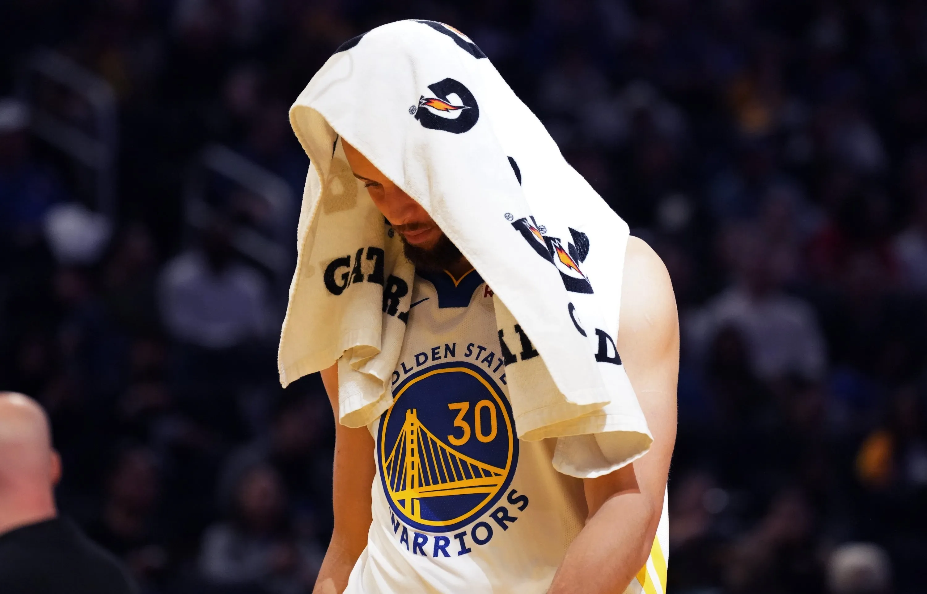 包含主动表态，示好库里！科尔自作主张的行为，恐加速勇士重建的词条