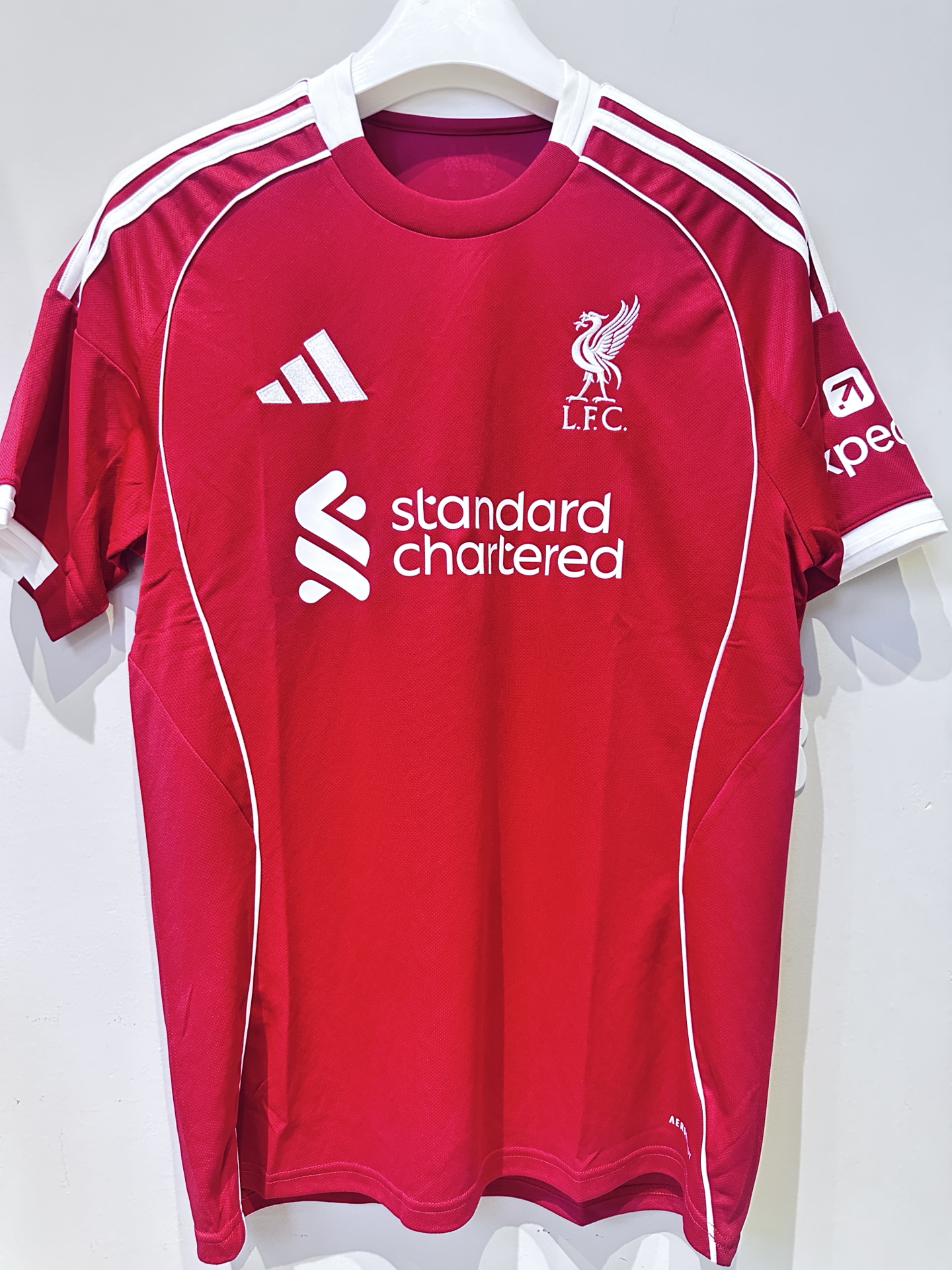 包含利物浦公布6名新援临时号码，正式号码待定，20号球衣永久封存的词条