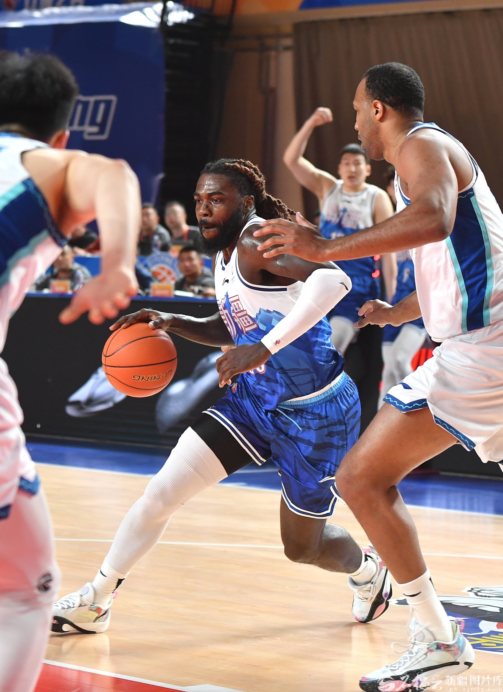 包含CBA最新战报：广东逆转山西，青岛力克山东，新疆遭遇四连败的词条