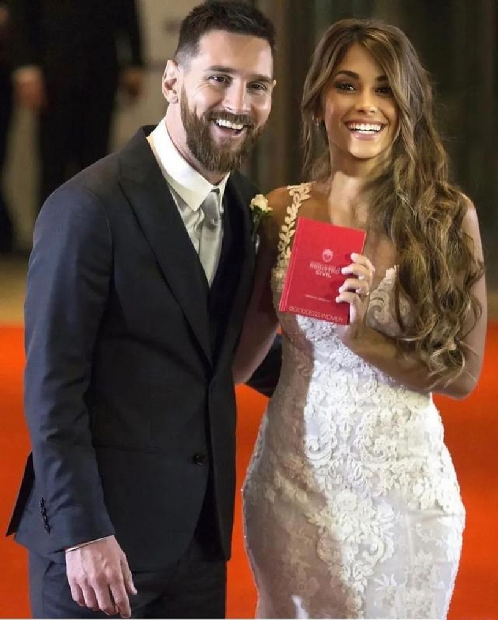 关于梅西夫妇甜蜜合影！安东内拉穿黄色长裙大秀好身材的信息