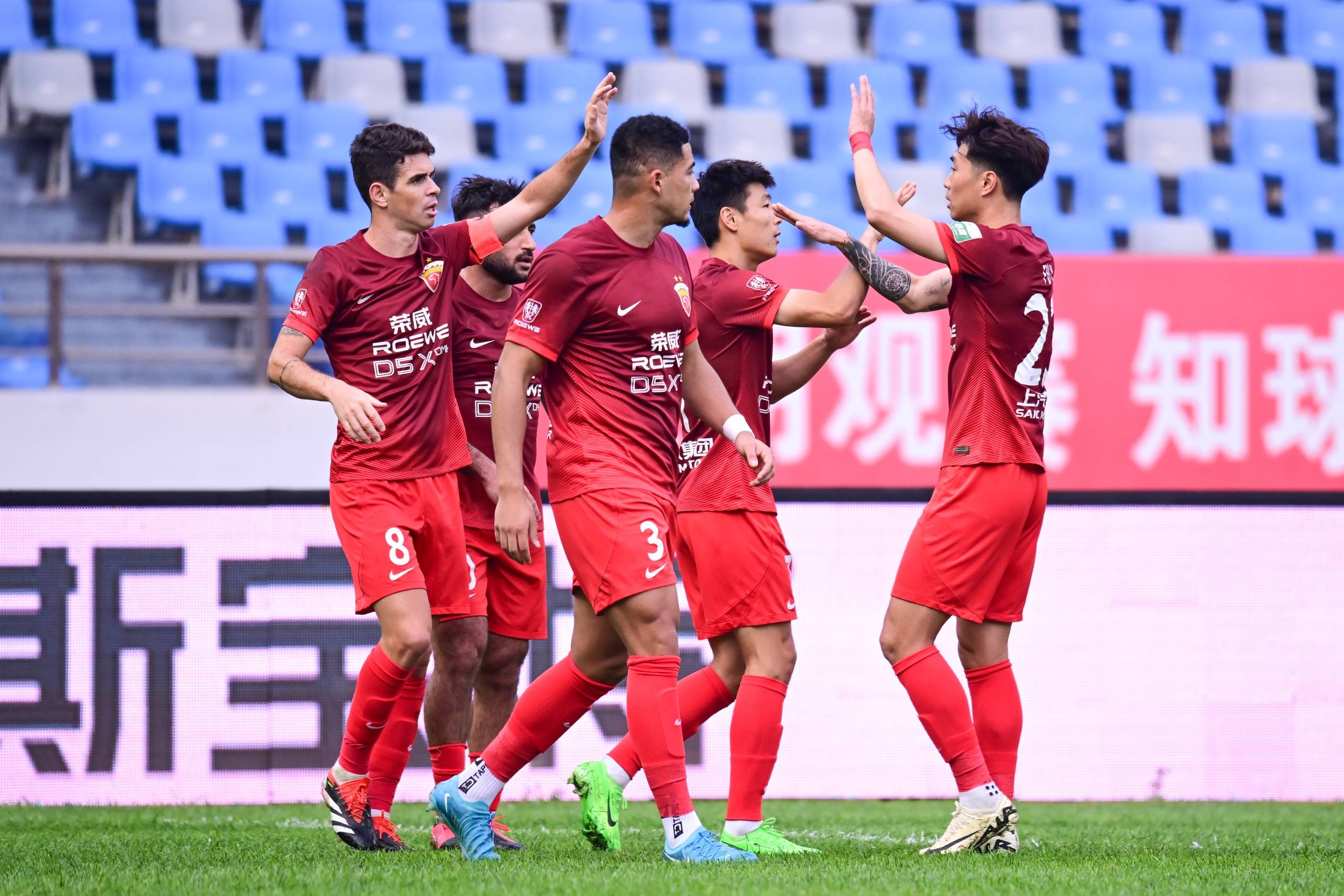 球迷态度：你认为中国足球职业联赛应该实行跨年的简单介绍