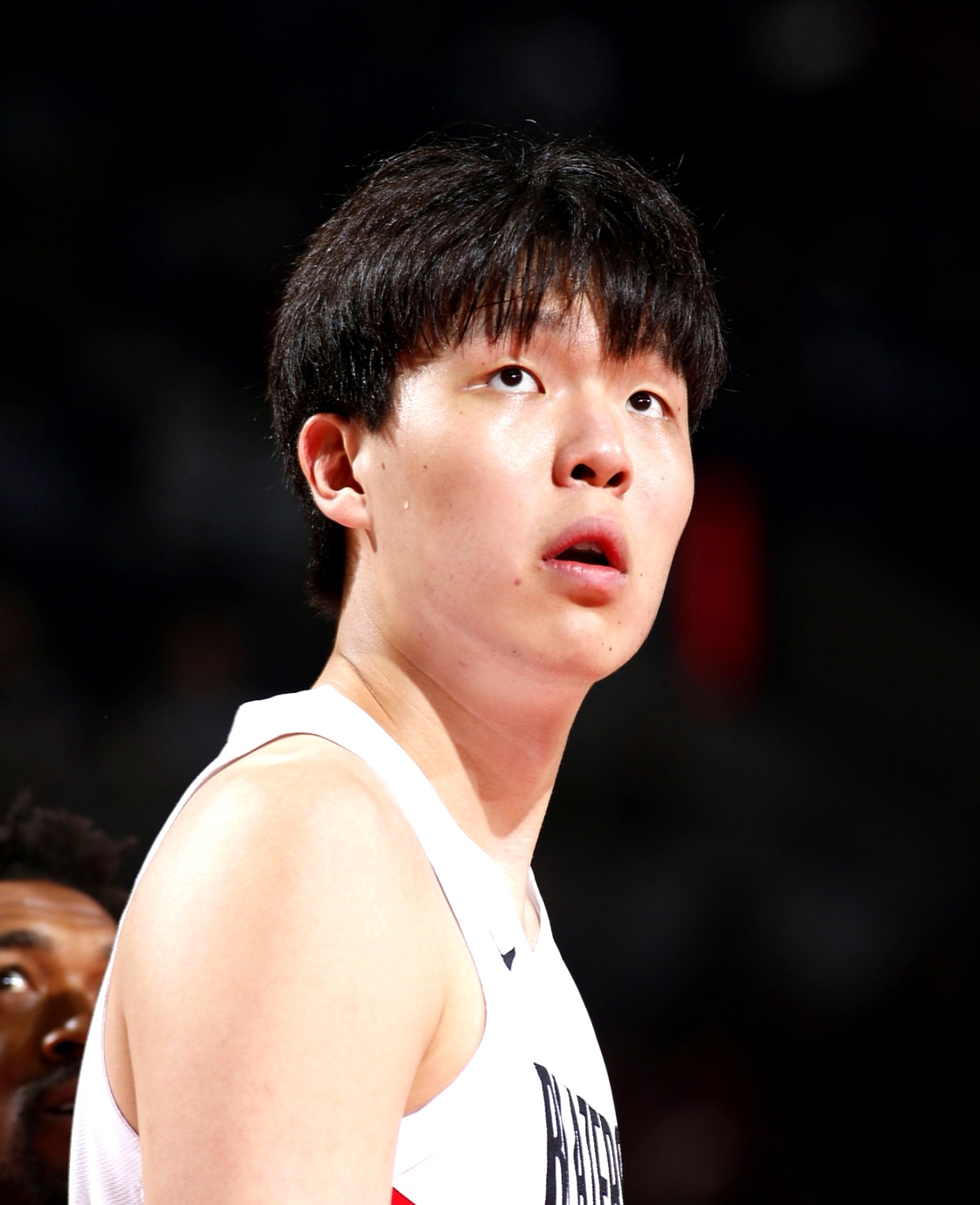 关于聊到小杨了？转播画面给到比卢普斯和杨瀚森的信息