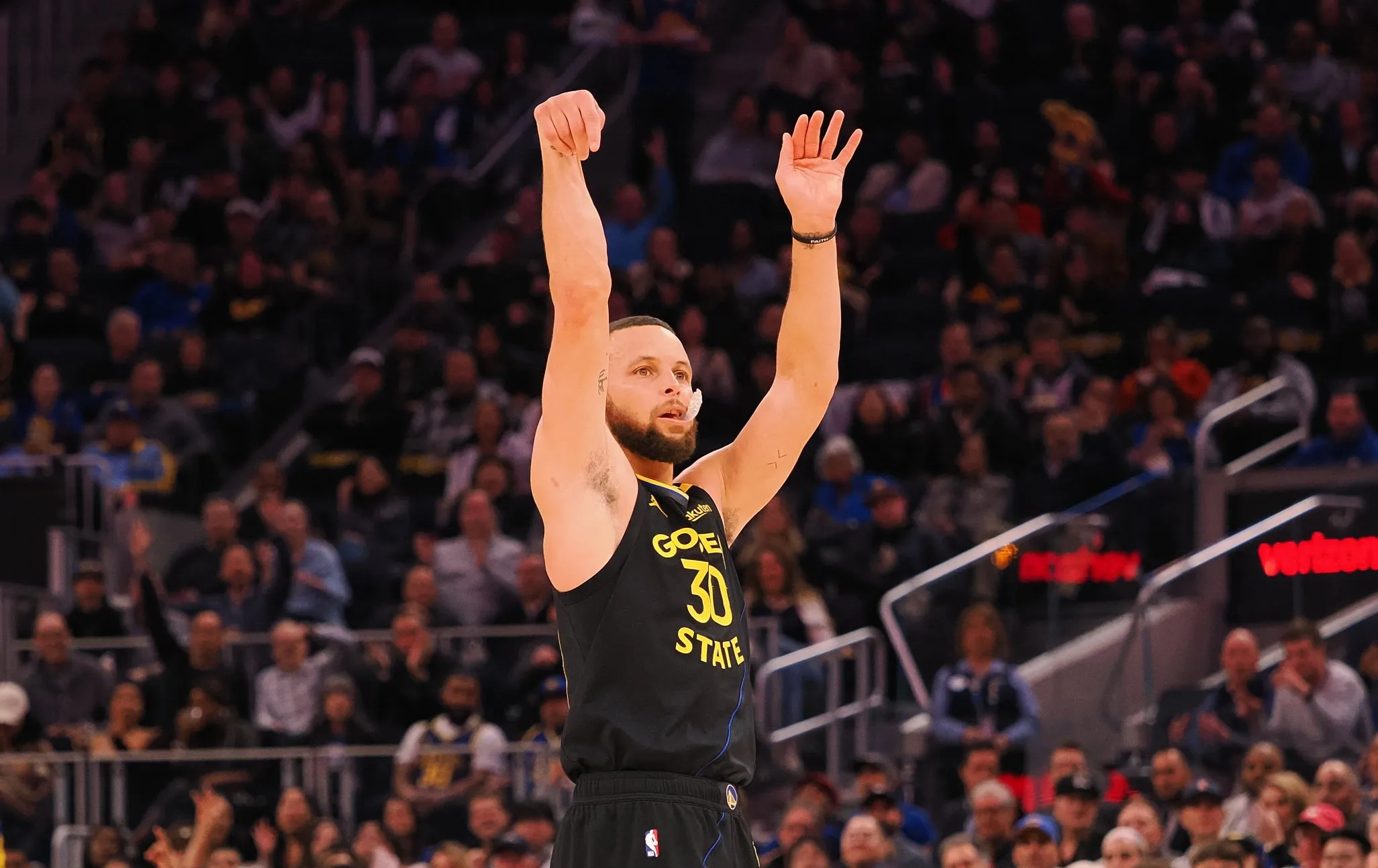 主动表态，示好库里！科尔自作主张的行为，恐加速勇士重建的简单介绍