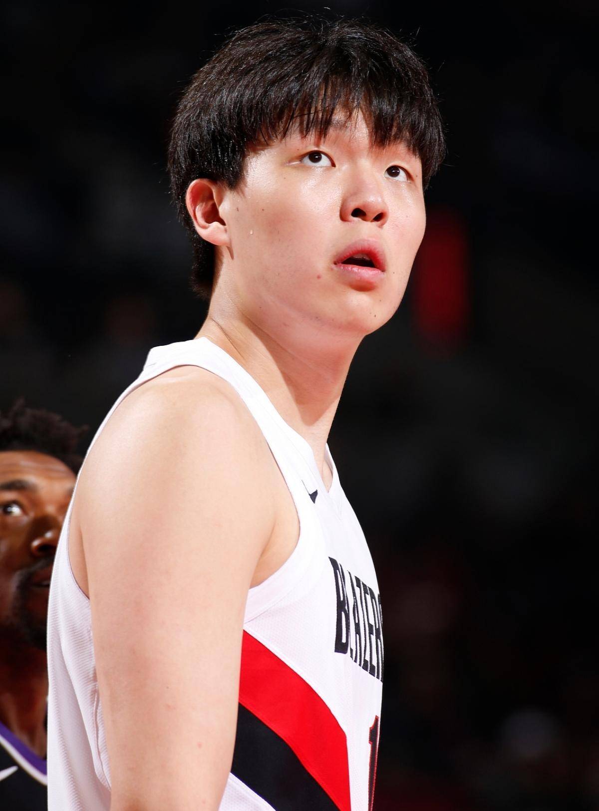 包含组图：NBA开拓者负雷霆杨瀚森3分5板的词条