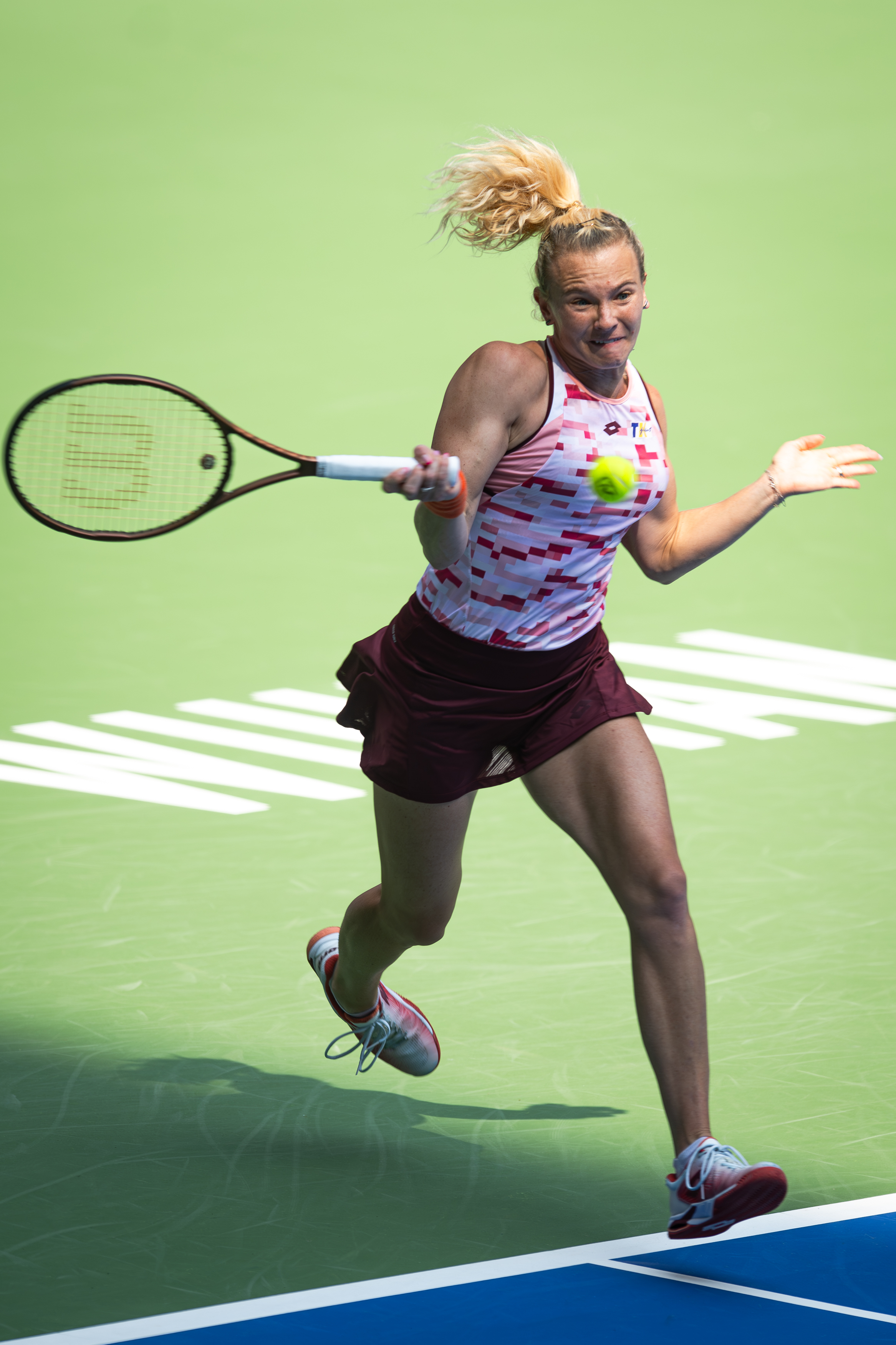 章泽天晒多运动照！和萨巴伦卡一起练网球，腿部结实紧致，力量美的简单介绍