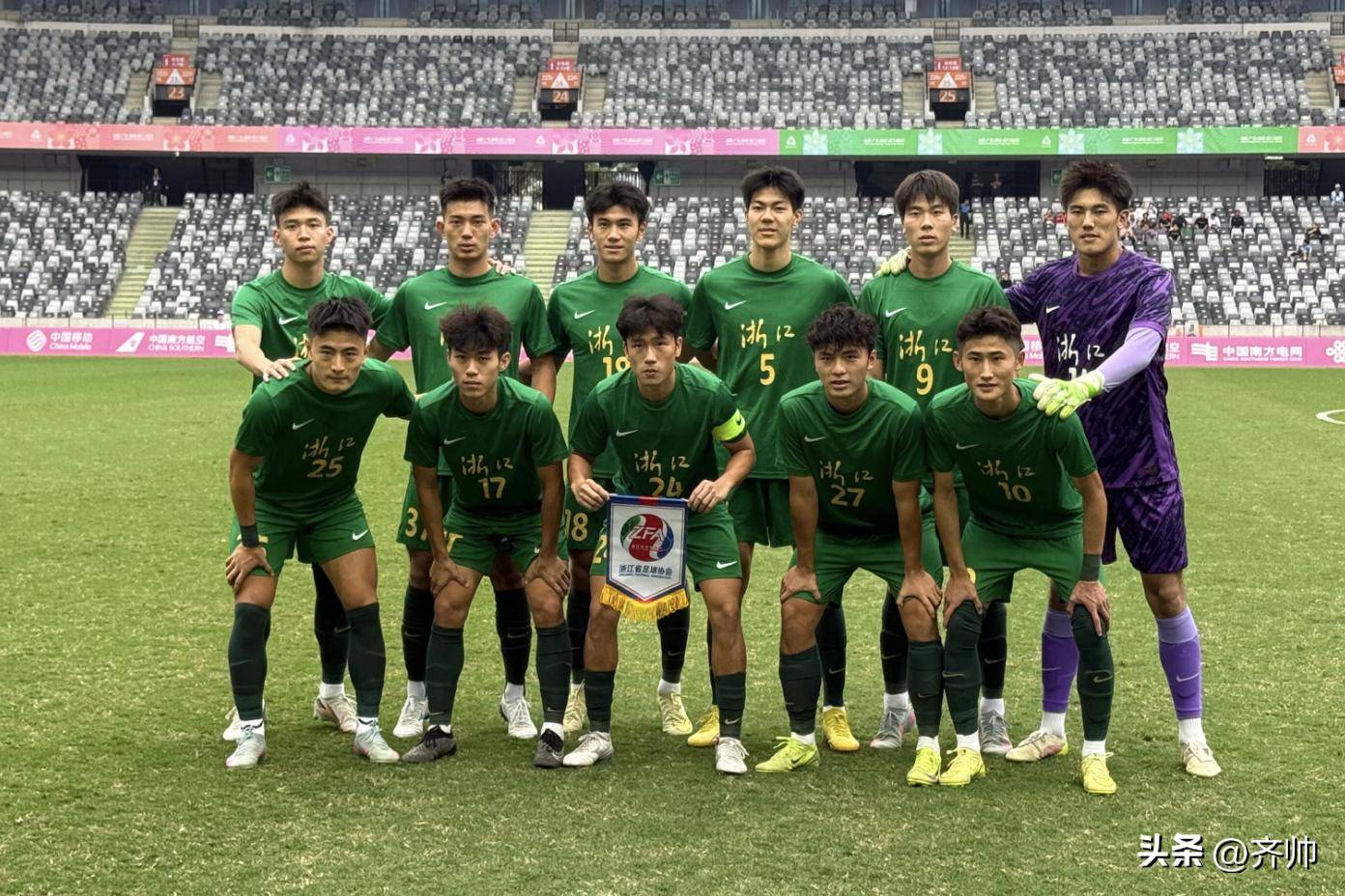 包含国脚大户：山东泰山共9名球员入选国足和U22国足最新名单！的词条