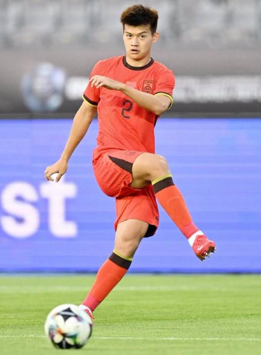 包含国脚大户：山东泰山共9名球员入选国足和U22国足最新名单！的词条