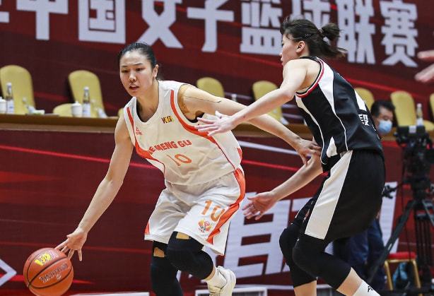 包含轻松！杨舒予16分钟得分上双王思雨7助攻盘活进攻的词条