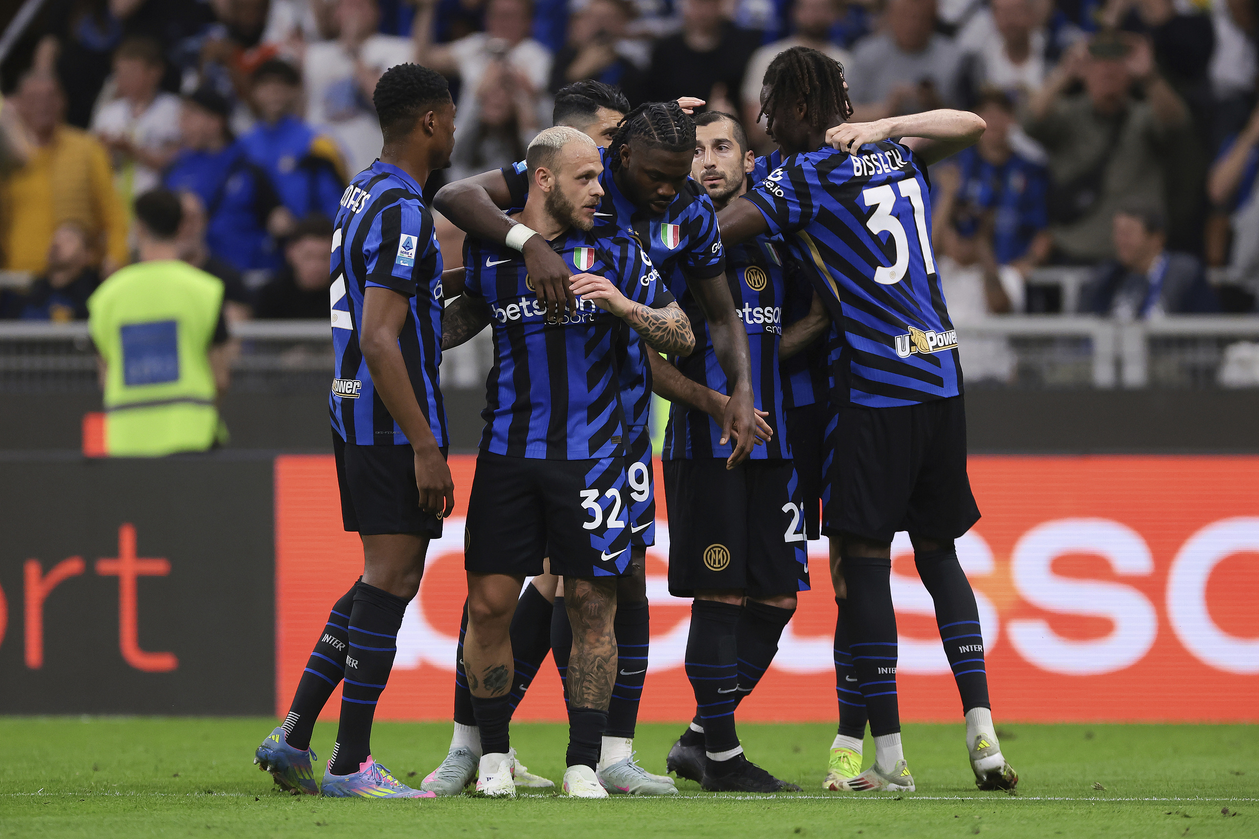 一日意甲动向：迈尼昂这就跟米兰续约，2025最佳阵国米三人入选的简单介绍