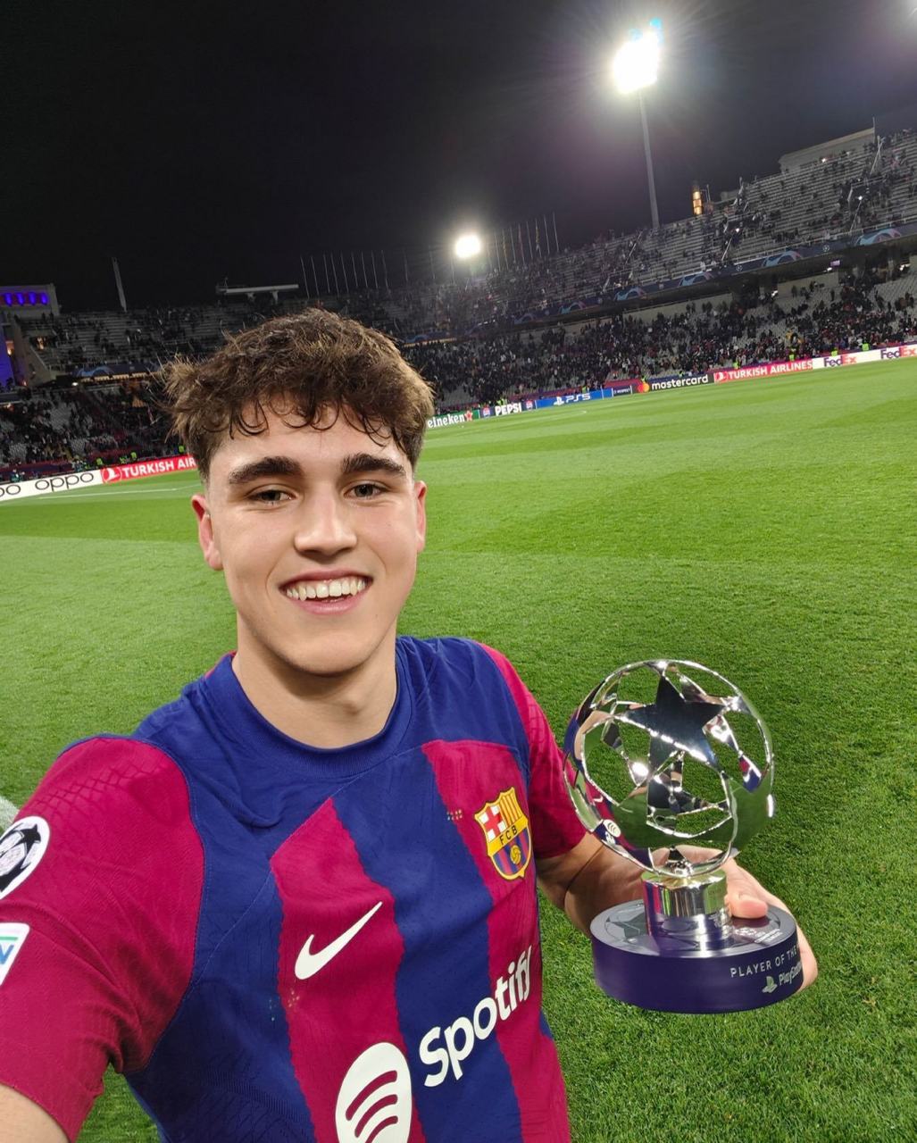 包含亚马尔训练场戏耍莱万和加维，最后莱万不得不上手的词条