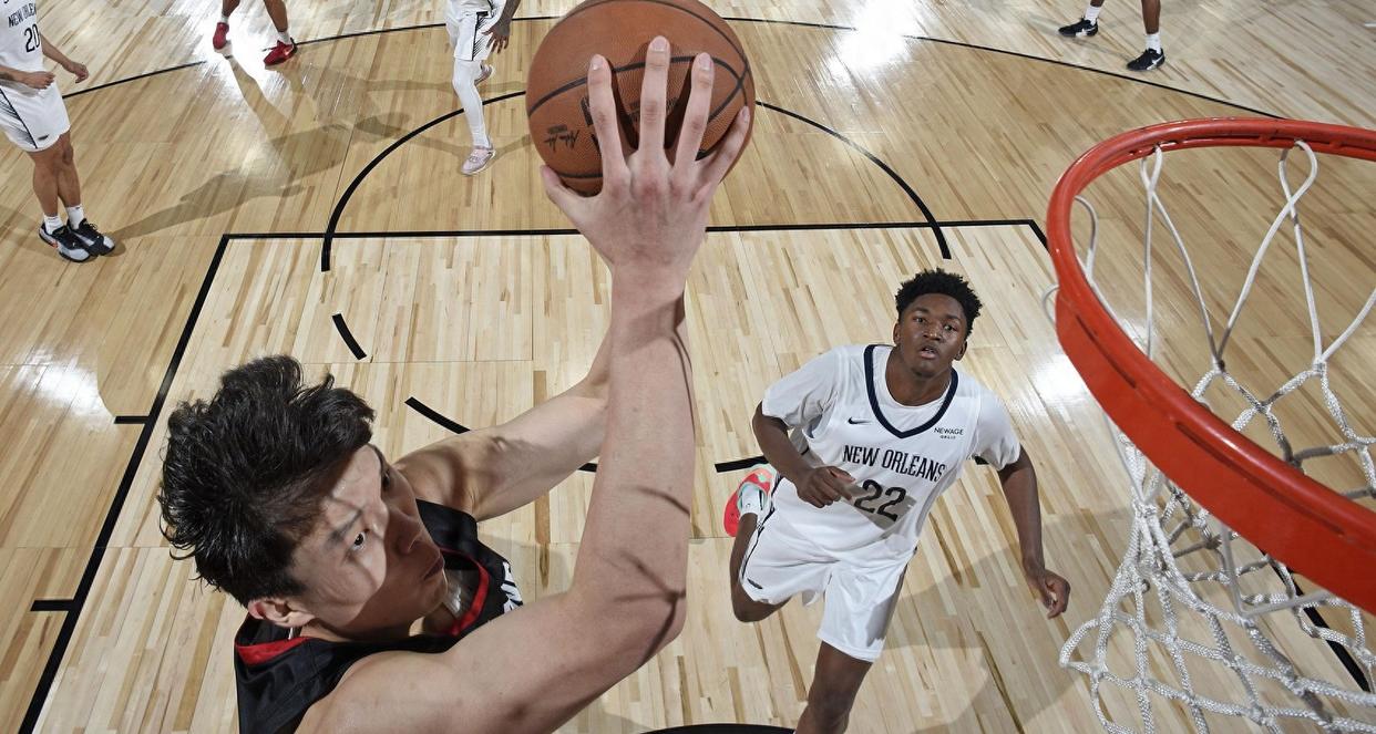 包含杨瀚森连得5分打停鹈鹕，下场与队友握手相互打气的词条