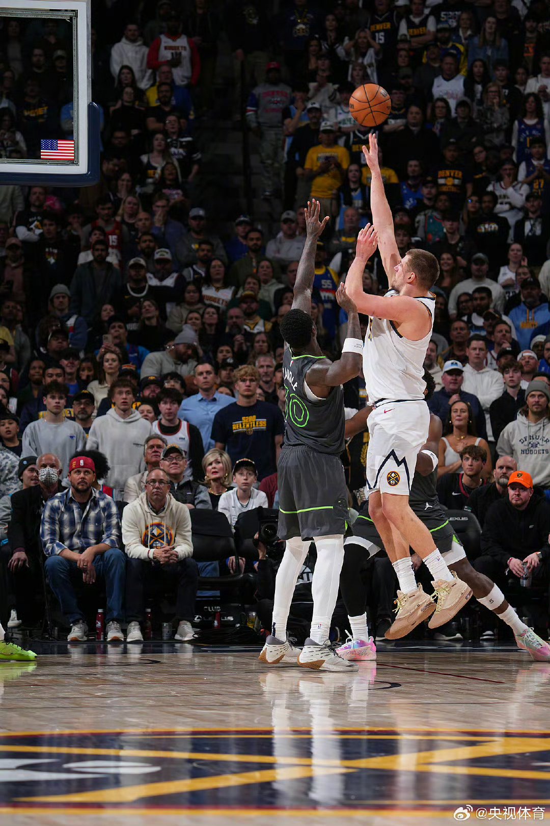 包含约基奇被队友意外踩到脚部痛苦倒地离场，提前退出今日比赛的词条