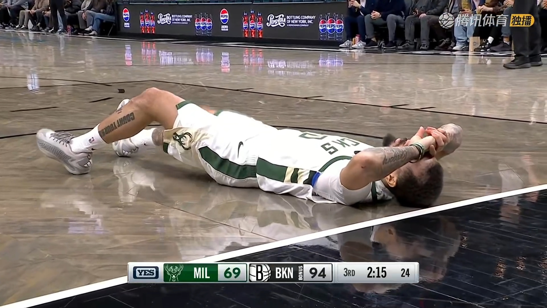 包含约基奇被队友意外踩到脚部痛苦倒地离场,提前退出今日比赛的词条 包含约基奇被队友意外踩到脚部痛苦倒地离场,提前退出今日比赛的词条