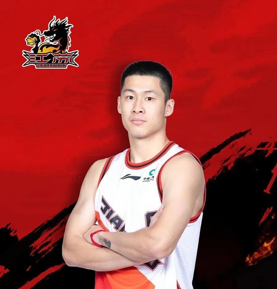 包含曝王哲林三年顶薪续约上海上赛季场均14.8分8篮板的词条