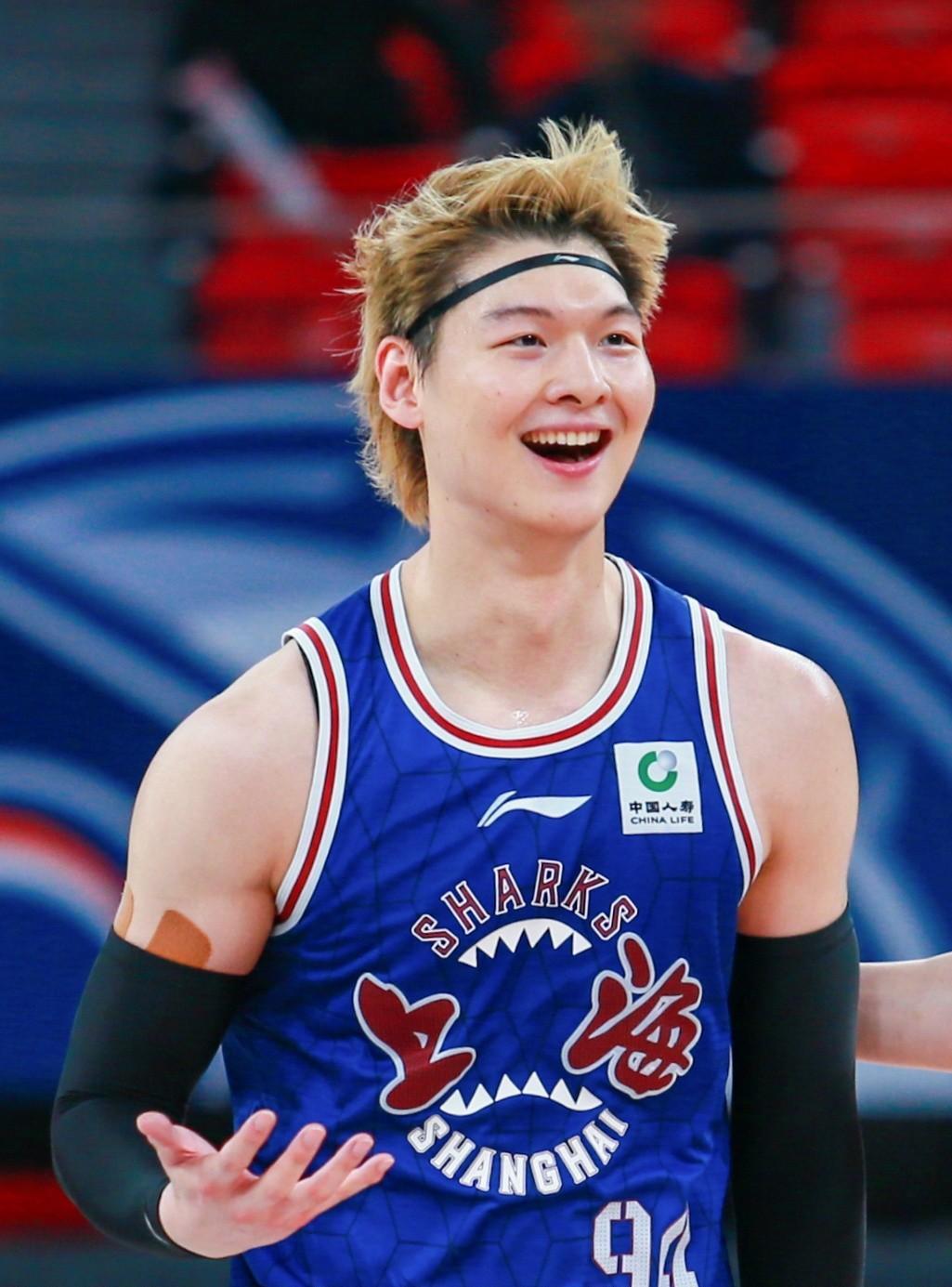 包含曝王哲林三年顶薪续约上海上赛季场均14.8分8篮板的词条