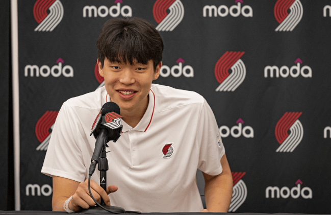 包含开拓者社媒更新视频：杨瀚森带你感受身高2米16是一种什么体验的词条